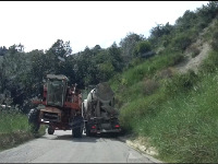 20230726 15  This took a few minutes to sort out - very very tight and both on the bank... and then we saw it was Carlo driving the harvester! Ottima guida.